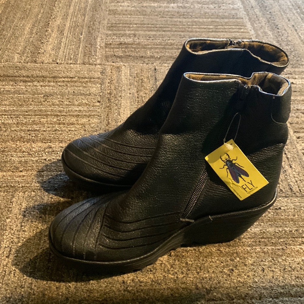 Yeni boots size 8 new with tags